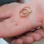 Что гласят приметы, если треснуло обручальное кольцо? Как избавиться от царапин на кольце?