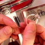 Кольцо в руках