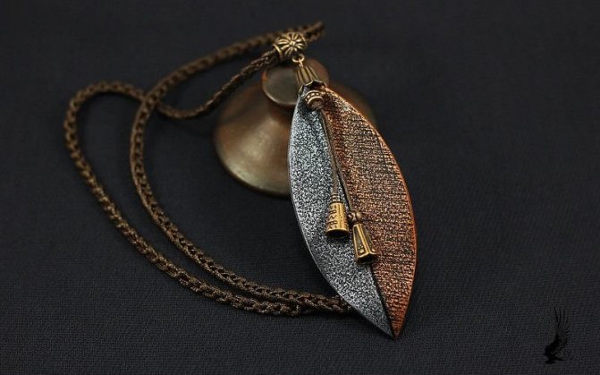 Кулон из полимерной глины лист