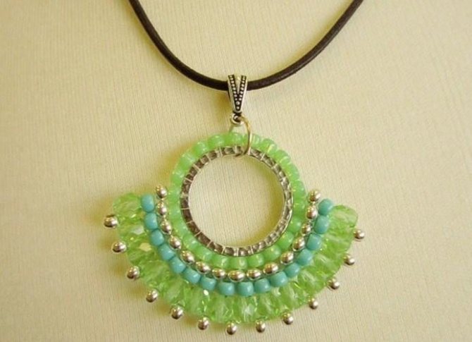 Кулоны из бисера своими руками