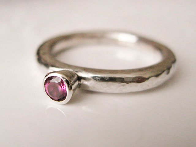 Серебряное кольцо с гранатом