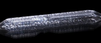 Синтетический кристалл кварца, выращенный гидротермальным методом , длиной около 19 см и весом около 127 граммов