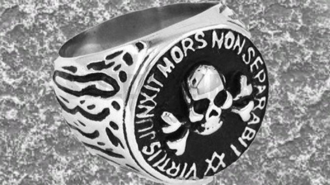 Virtus junxit, mors non separabit – Добродетель объединила нас, смерть не разочарует.